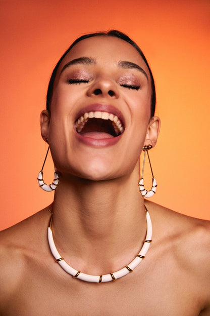 Brinco Entrelaço - Esmaltação Branca Semijoias de luxo e design exclusivo