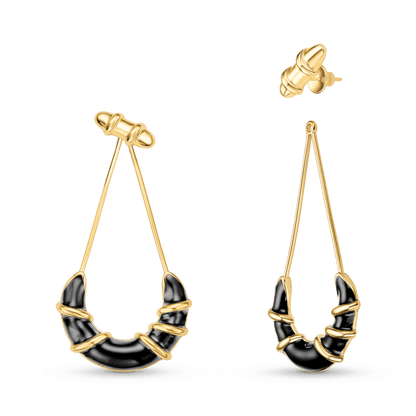 O Brinco Entrelaço com Esmaltação Preta é uma peça alongada e sofisticada da Coleção Macramê. O design fluido e dinâmico apresenta um fio de metal banhado a Ouro 18K que se projeta sobre a superfície esmaltada preta. Com 7 cm de altura, este brinco *statement* é ideal para alongar e dar destaque ao look com um toque de mistério e refinamento.