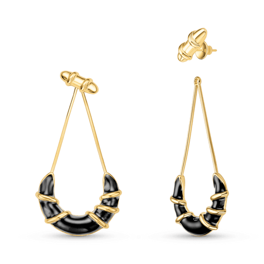 O Brinco Entrelaço com Esmaltação Preta é uma peça alongada e sofisticada da Coleção Macramê. O design fluido e dinâmico apresenta um fio de metal banhado a Ouro 18K que se projeta sobre a superfície esmaltada preta. Com 7 cm de altura, este brinco *statement* é ideal para alongar e dar destaque ao look com um toque de mistério e refinamento.