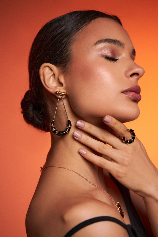 Brinco Entrelaço - Esmaltação Preta Semijoias de luxo e design exclusivo