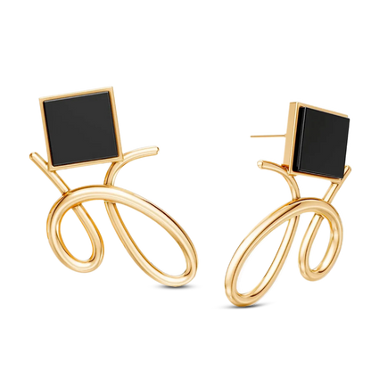 O Brinco Esboço com Obsidiana Negra em Banho de Ouro 18K traduz o instante em que o traço encontra a forma. Este brinco pequeno e delicado une a pedra quadrada, que atua como ponto de luz, a um toque sutil de traço. A Obsidiana Negra simboliza força e proteção. Com sua estética minimalista e o contraste marcante da pedra preta, esta joia é a escolha perfeita para adicionar sofisticação e um toque de mistério ao seu look diário.