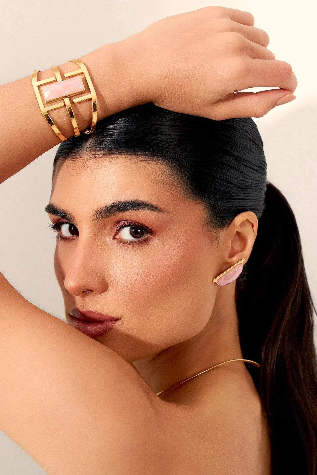 Use o Brinco Escudo para atrair amor-próprio e delicadeza. A joia traz a essência do Quartzo Rosa, a pedra do amor incondicional, em um sofisticado Banho de Ouro 18K.