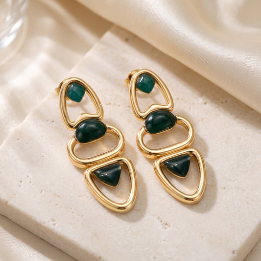 Par de brincos Fluir Ágata Verde banhados a ouro 18k sobre travertino | Aimer Joias