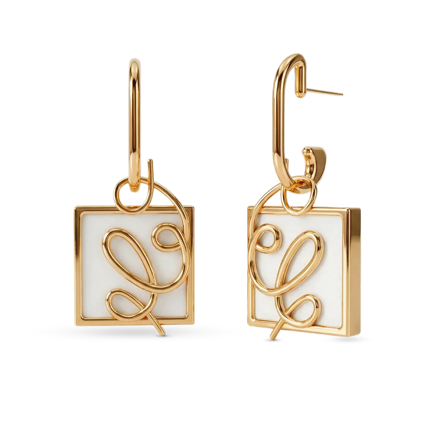 O Brinco Forma com Ágata Branca em Banho de Ouro 18K oferece versatilidade no conceito 2 em 1, com aro liso e pingente geométrico removível. A Ágata Branca simboliza serenidade e paz. Com design contemporâneo de linhas em metal sobre a pedra, esta joia é ideal para expressar clareza e elegância no seu dia a dia.