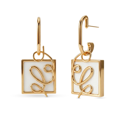 O Brinco Forma com Ágata Branca em Banho de Ouro 18K oferece versatilidade no conceito 2 em 1, com aro liso e pingente geométrico removível. A Ágata Branca simboliza serenidade e paz. Com design contemporâneo de linhas em metal sobre a pedra, esta joia é ideal para expressar clareza e elegância no seu dia a dia.