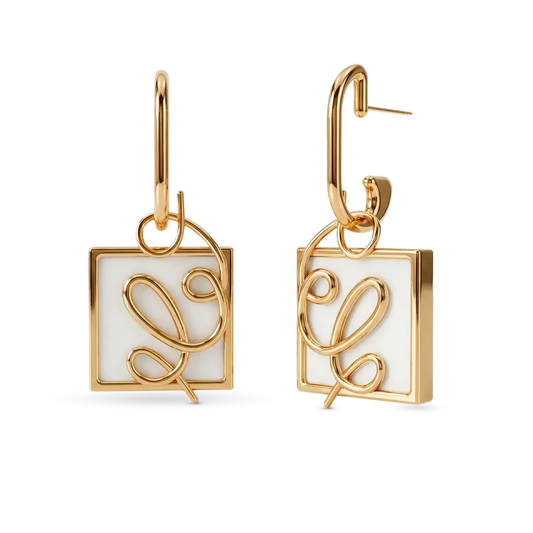 O Brinco Forma com Ágata Branca em Banho de Ouro 18K oferece versatilidade no conceito 2 em 1, com aro liso e pingente geométrico removível. A Ágata Branca simboliza serenidade e paz. Com design contemporâneo de linhas em metal sobre a pedra, esta joia é ideal para expressar clareza e elegância no seu dia a dia.