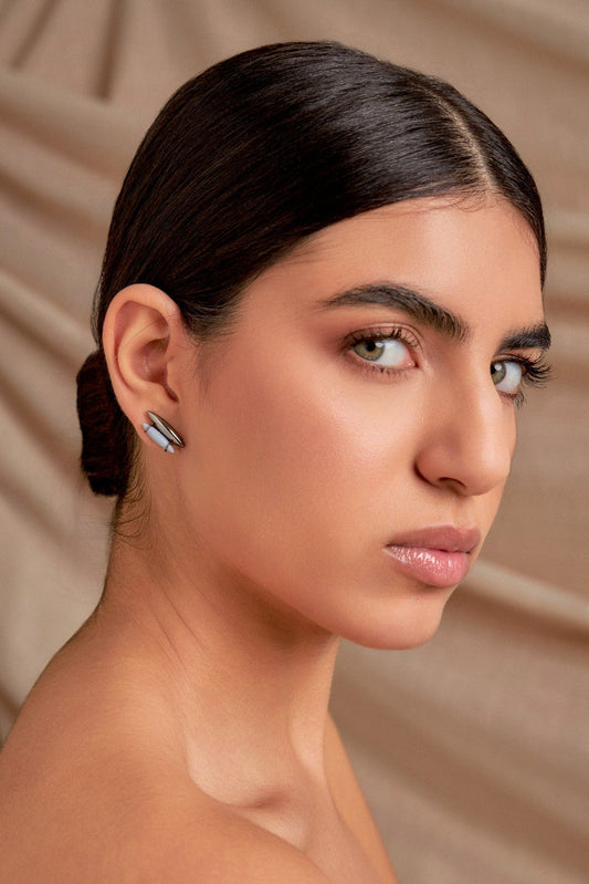 Use o Brinco Origem Resina Italiana Azul Hortência e Banho de Ródio Negro para trazer calma e serenidade. AIMER