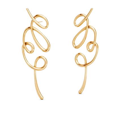 O Brinco Traços em Banho de Ouro 18K é uma joia escultural e assimétrica, inspirada em linhas livres que se encontram, criando volumes fluidos. Um lembrete de que o belo não nasce do controle absoluto, mas do gesto que ousa sair do traço e encontra uma nova forma de ser. São peças leves, expressivas e cheias de movimento.
