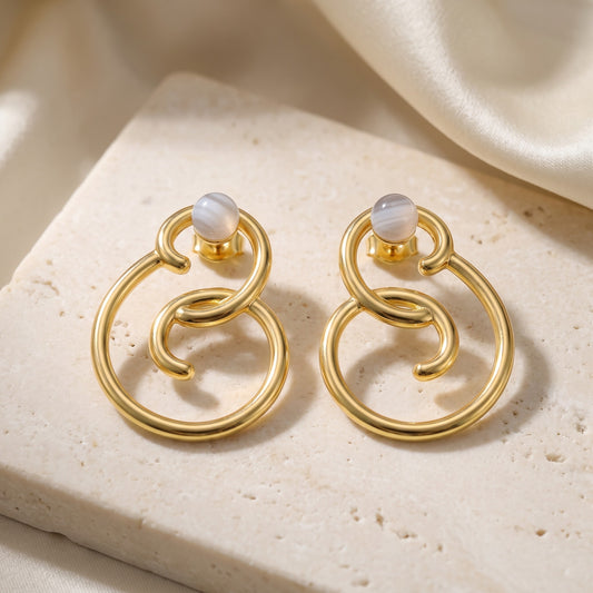 Par de brincos Trajetos Ágata Cinza Listrada banhados a ouro 18k sobre travertino | Aimer Joias