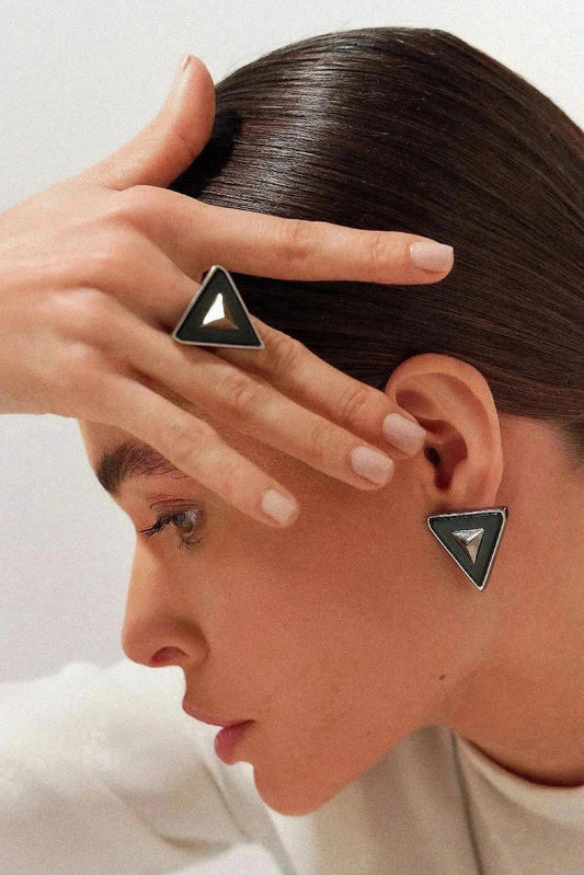 Brinco Belli - Obsidiana Negra

O Brinco Belli, nome inspirado na "estratégia", confere propósito e perspicácia ao visual. O design é realçado pelo brilho da Obsidiana Negra, que atrai proteção e equilíbrio energético. É a peça ideal para enquadrar o rosto com elegância e significado.