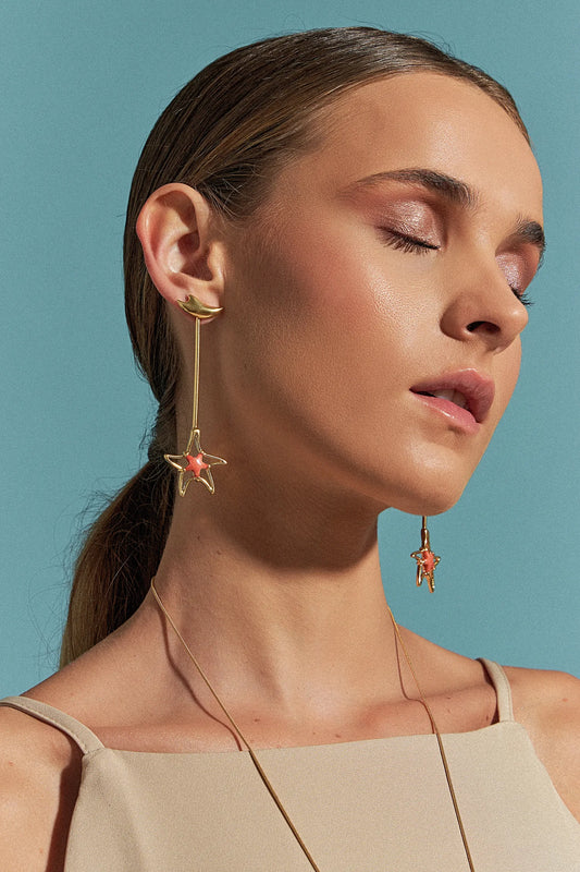 Use o Brinco Brisa com Feldspato Laranja em Banho de Ouro 18K para promover a clareza mental e a criatividade, com a vibração quente do Feldspato e a elegância do ouro.