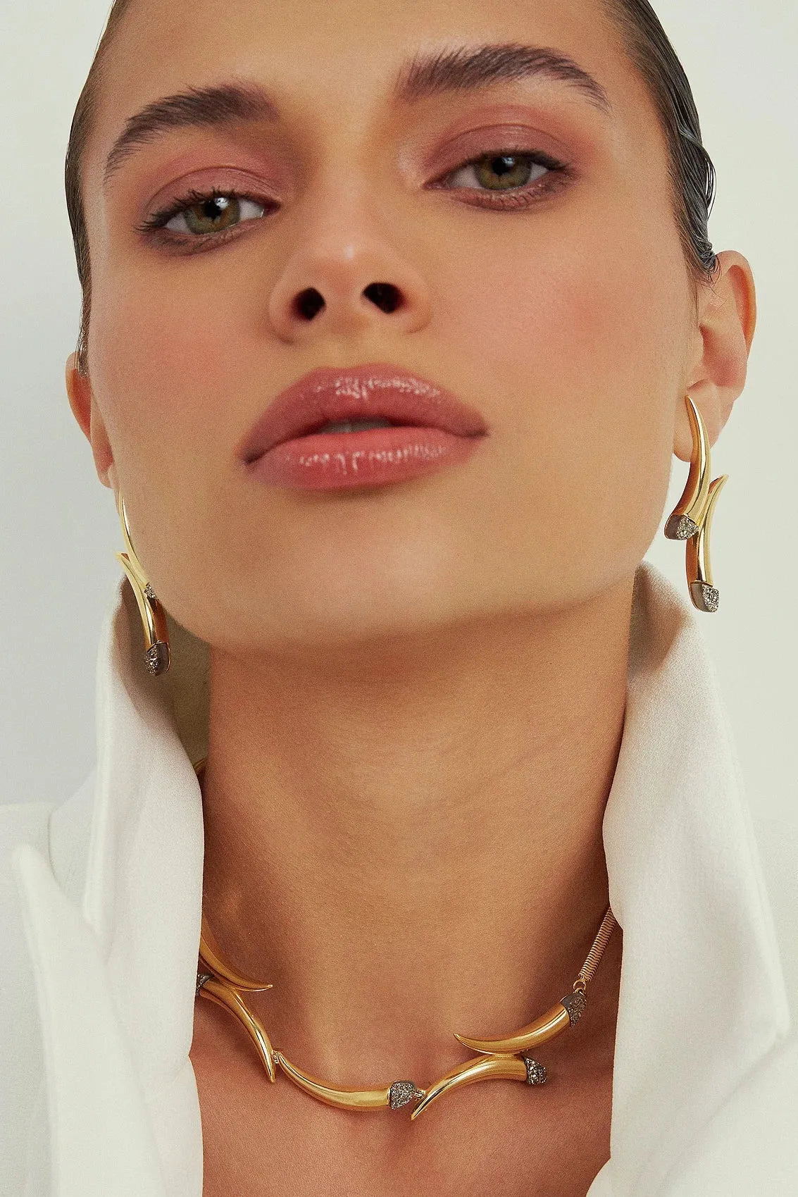 Use o Brinco Caminhos com Drusa Metalizada em Banho de Ouro 18K para um toque de brilho intenso e textura única, unindo estilo e simbologia.