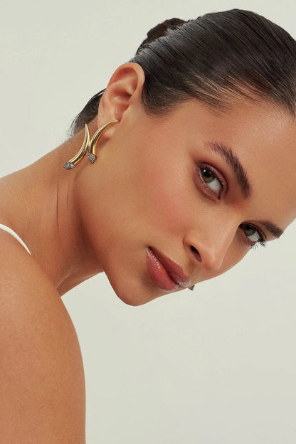 Use o Brinco Caminhos com Drusa Metalizada em Banho de Ouro 18K para um toque de brilho intenso e textura única, unindo estilo e simbologia.