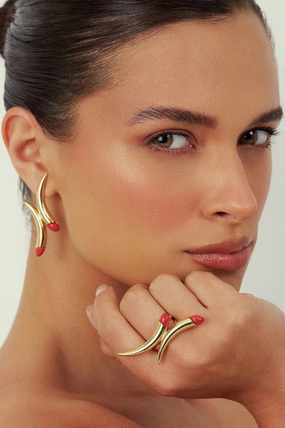 Use o Brinco Caminhos com Feldspato Vermelho em Banho de Ouro 18K para adicionar paixão e energia ao seu visual, unindo estilo e simbologia.