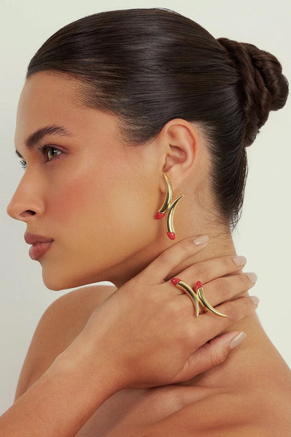 Use o Brinco Caminhos com Feldspato Vermelho em Banho de Ouro 18K para adicionar paixão e energia ao seu visual, unindo estilo e simbologia.