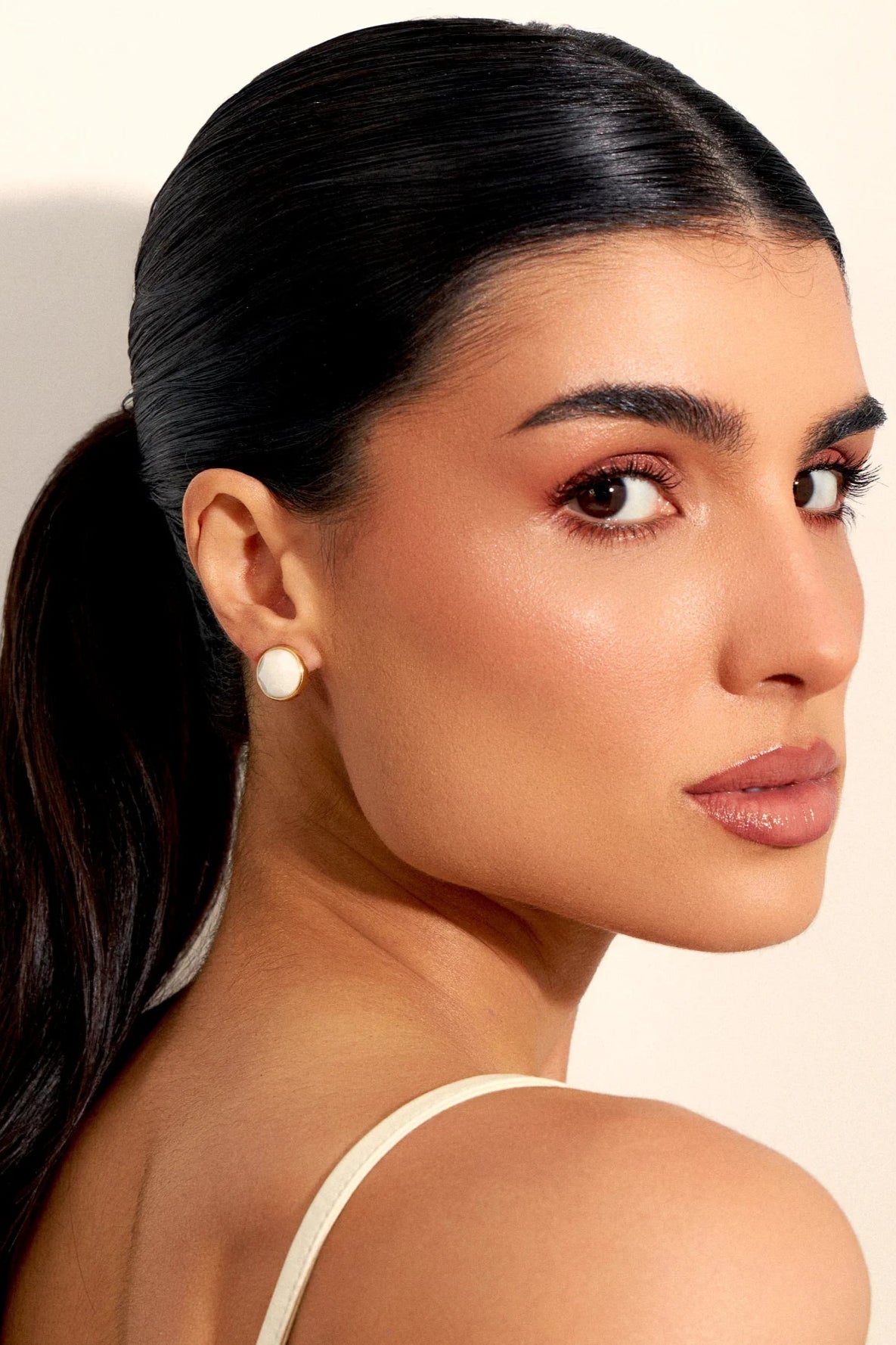 Da Coleção Clássicos, o Brinco Classic Porcelana é uma joia que representa o fortalecimento das relações.