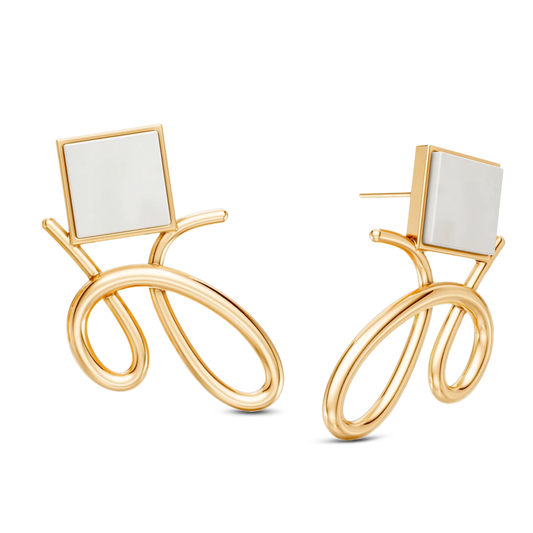 O Brinco Esboço com Ágata Branca em Banho de Ouro 18K traduz o instante em que o traço encontra a forma. Este brinco pequeno e delicado une a pedra quadrada, que atua como ponto de luz, a um toque sutil de traço. A Ágata Branca simboliza serenidade e paz. Com sua estética refinada e minimalista, esta peça é a escolha ideal para adicionar um toque de elegância sutil ao seu visual diário.