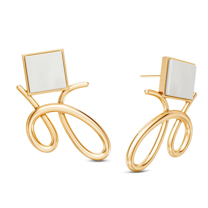 O Brinco Esboço com Ágata Branca em Banho de Ouro 18K traduz o instante em que o traço encontra a forma. Este brinco pequeno e delicado une a pedra quadrada, que atua como ponto de luz, a um toque sutil de traço. A Ágata Branca simboliza serenidade e paz. Com sua estética refinada e minimalista, esta peça é a escolha ideal para adicionar um toque de elegância sutil ao seu visual diário.