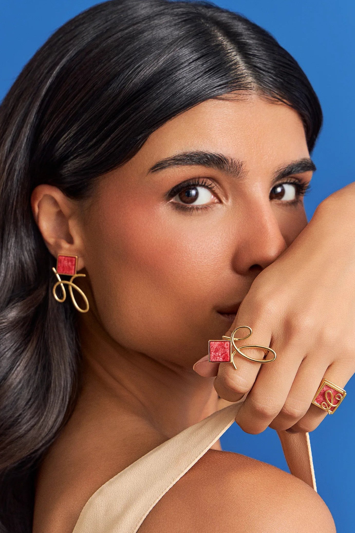 O Brinco Esboço com Feldspato Vermelho em Banho de Ouro 18K traduz o instante em que o traço encontra a forma. Este brinco pequeno e delicado une a pedra quadrada, que atua como ponto de luz, a um toque sutil de traço. O Feldspato Vermelho simboliza energia e impulso. Com seu design sutil e geométrico, esta peça é perfeita para quem busca vitalidade, adicionando um toque de cor e modernidade ao visual.