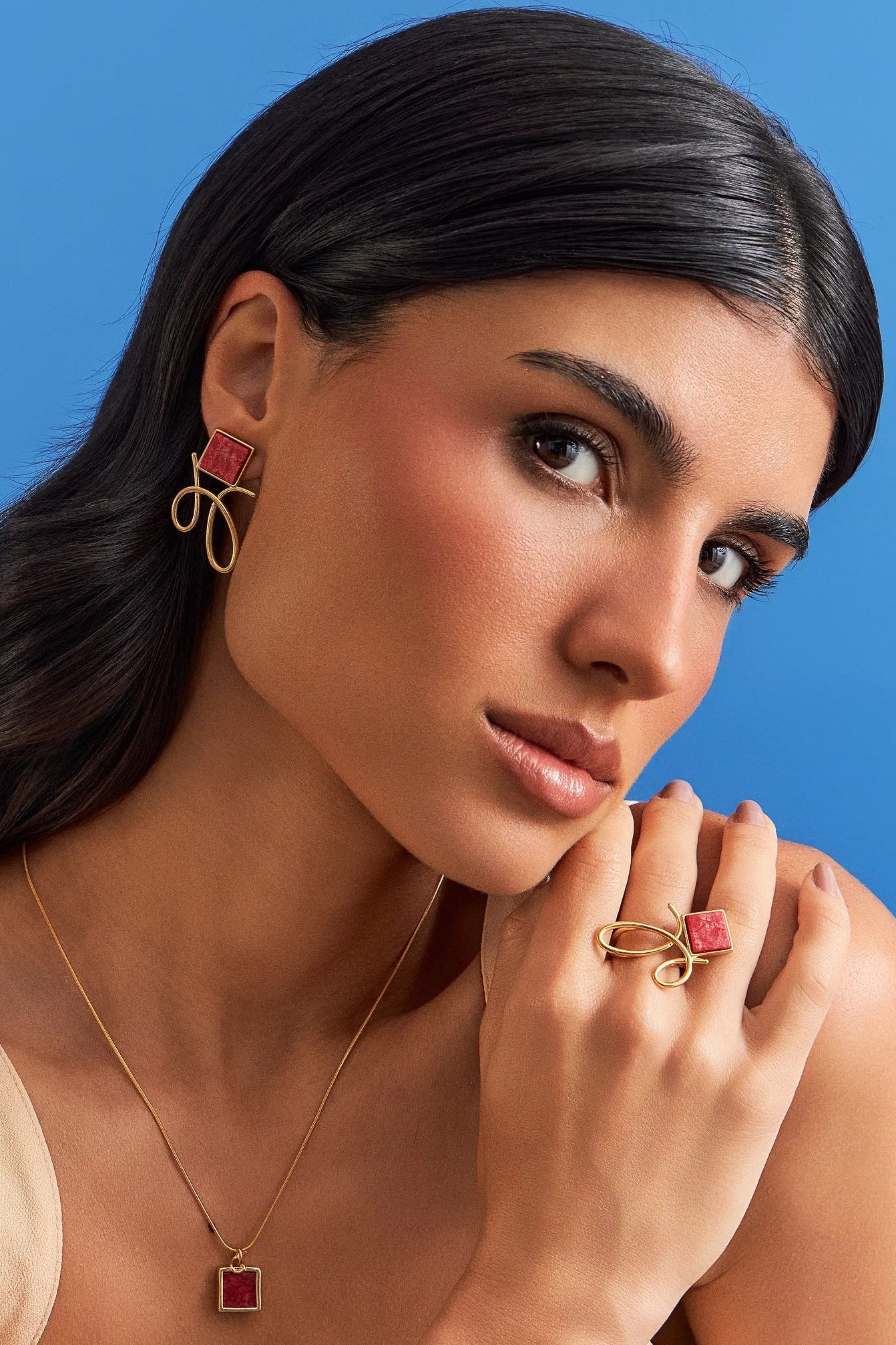 O Brinco Esboço com Feldspato Vermelho em Banho de Ouro 18K traduz o instante em que o traço encontra a forma. Este brinco pequeno e delicado une a pedra quadrada, que atua como ponto de luz, a um toque sutil de traço. O Feldspato Vermelho simboliza energia e impulso. Com seu design sutil e geométrico, esta peça é perfeita para quem busca vitalidade, adicionando um toque de cor e modernidade ao visual.