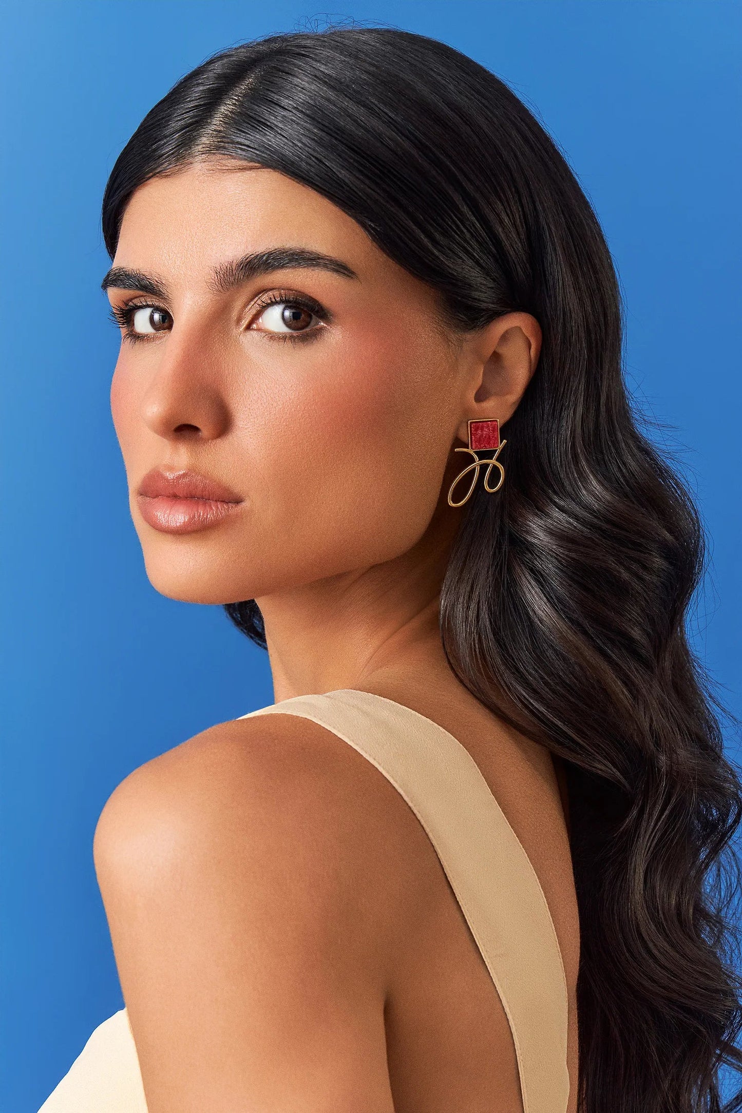 O Brinco Esboço com Feldspato Vermelho em Banho de Ouro 18K traduz o instante em que o traço encontra a forma. Este brinco pequeno e delicado une a pedra quadrada, que atua como ponto de luz, a um toque sutil de traço. O Feldspato Vermelho simboliza energia e impulso. Com seu design sutil e geométrico, esta peça é perfeita para quem busca vitalidade, adicionando um toque de cor e modernidade ao visual.