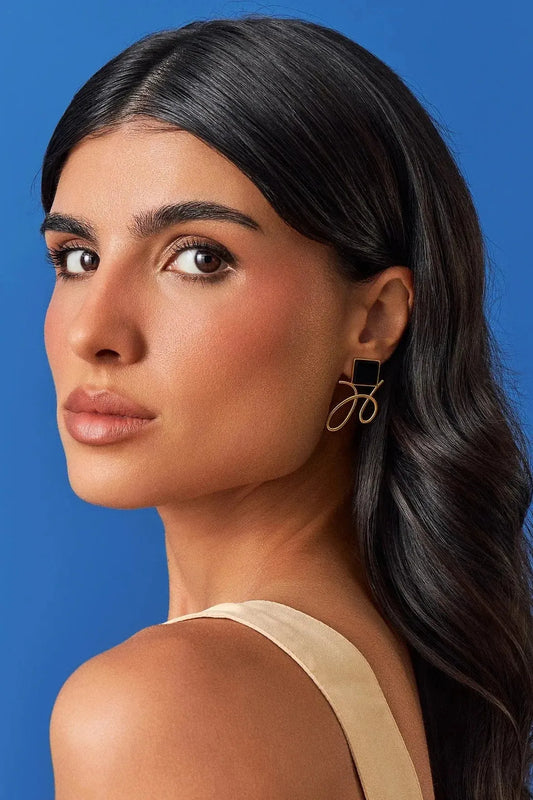 O Brinco Esboço com Obsidiana Negra em Banho de Ouro 18K traduz o instante em que o traço encontra a forma. Este brinco pequeno e delicado une a pedra quadrada, que atua como ponto de luz, a um toque sutil de traço. A Obsidiana Negra simboliza força e proteção. Com sua estética minimalista e o contraste marcante da pedra preta, esta joia é a escolha perfeita para adicionar sofisticação e um toque de mistério ao seu look diário.