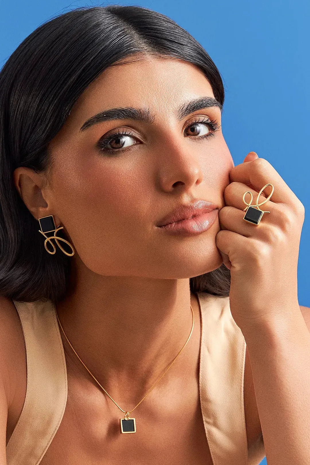 O Brinco Esboço com Obsidiana Negra em Banho de Ouro 18K traduz o instante em que o traço encontra a forma. Este brinco pequeno e delicado une a pedra quadrada, que atua como ponto de luz, a um toque sutil de traço. A Obsidiana Negra simboliza força e proteção. Com sua estética minimalista e o contraste marcante da pedra preta, esta joia é a escolha perfeita para adicionar sofisticação e um toque de mistério ao seu look diário.