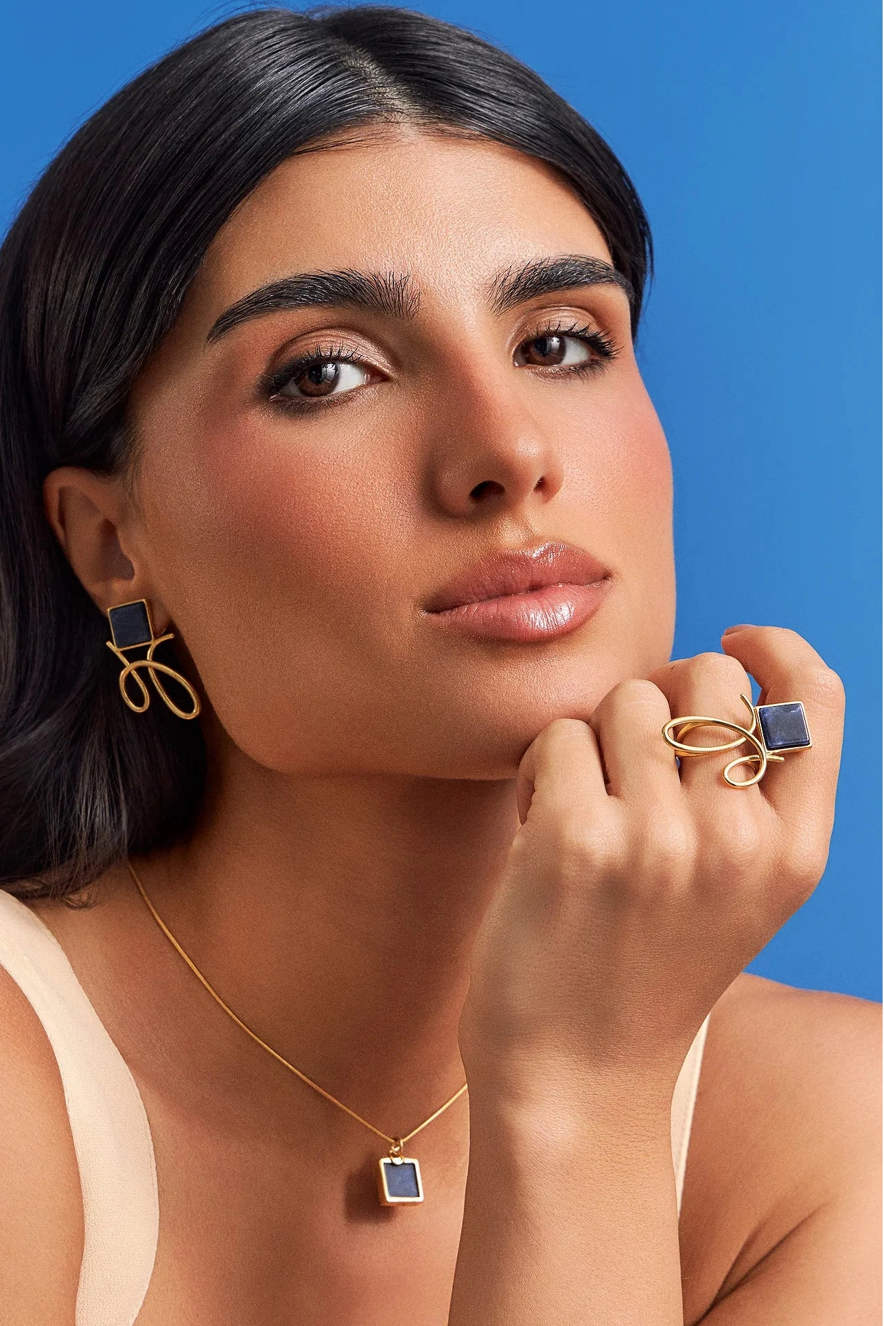 O Brinco Esboço com Sodalita em Banho de Ouro 18K traduz o instante em que o traço encontra a forma. Este brinco pequeno e delicado une a pedra quadrada, que atua como ponto de luz, a um toque sutil de traço. A Sodalita simboliza clareza e intuição. Com sua geometria precisa e o contraste sutil das linhas em metal, esta peça é perfeita para quem busca expressar sofisticação e leveza, elevando o visual com um toque contemporâneo.