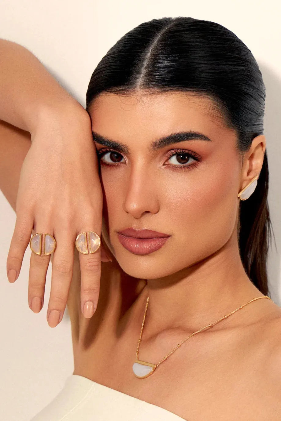 Use o Brinco Escudo para atrair paz interior e bondade. A joia traz a essência da Ágata Branca, uma pedra que fortalece o recolhimento interior, a lealdade e a despreocupação, em um sofisticado Banho de Ouro 18K.