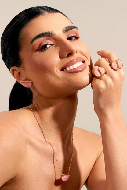 Use o Brinco Escudo para atrair amor-próprio e delicadeza. A joia traz a essência do Quartzo Rosa, a pedra do amor incondicional, em um sofisticado Banho de Ouro 18K.