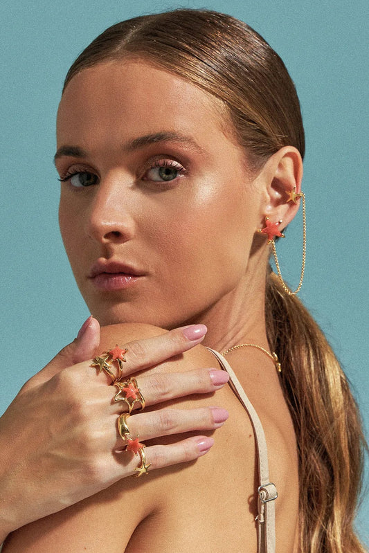 Use o Brinco Estelar com Feldspato Laranja em Banho de Ouro 18K para promover a clareza mental e a criatividade, combinando o significado da pedra com o luxo radiante do ouro.