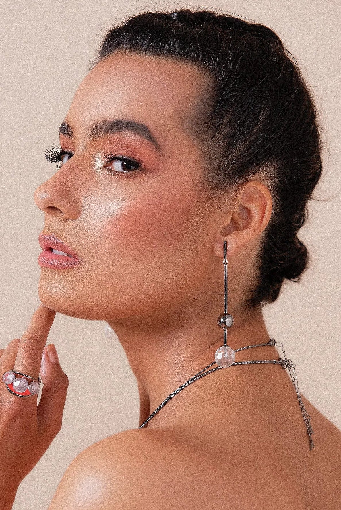 O Brinco Fascínio em Cristal de Rocha, com Banho de Ródio Negro, oferece um brilho intenso e elegante. O Cristal de Rocha Transparente Liso contrasta com o luxuoso acabamento escuro do ródio negro, criando um visual moderno e sofisticado.