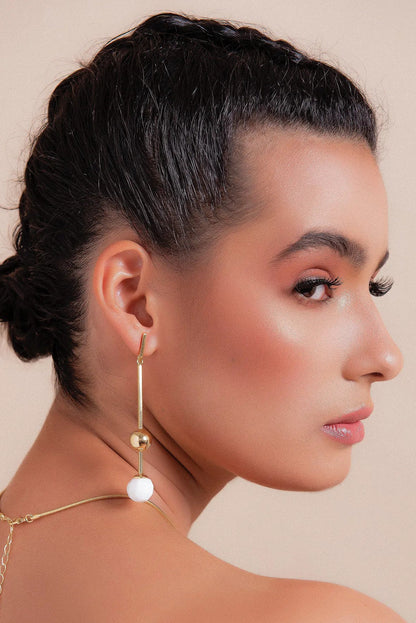 O Brinco Fascínio em Porcelana, com Banho de Ouro 18K, possui um visual clássico e atemporal. A Porcelana Branca lisa oferece um acabamento delicado e luminoso, realçado pelo brilho do ouro.