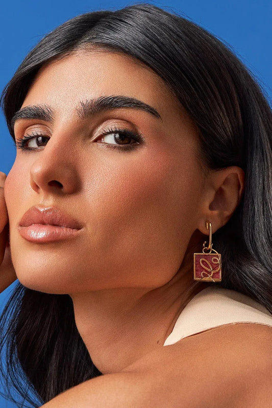 Brinco Forma com Feldspato Vermelho em Banho de Ouro 18K