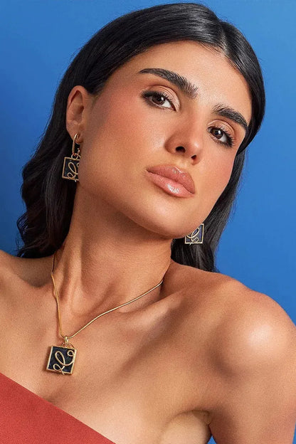 O Brinco Forma com Sodalita em Banho de Ouro 18K oferece versatilidade no conceito 2 em 1, com aro liso e pingente geométrico removível. A Sodalita simboliza clareza e intuição. Com design contemporâneo de linhas em metal sobre a pedra, esta joia é ideal para expressar elegância e versatilidade em seu dia a dia.