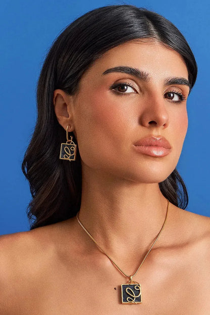 O Brinco Forma com Sodalita em Banho de Ouro 18K oferece versatilidade no conceito 2 em 1, com aro liso e pingente geométrico removível. A Sodalita simboliza clareza e intuição. Com design contemporâneo de linhas em metal sobre a pedra, esta joia é ideal para expressar elegância e versatilidade em seu dia a dia.