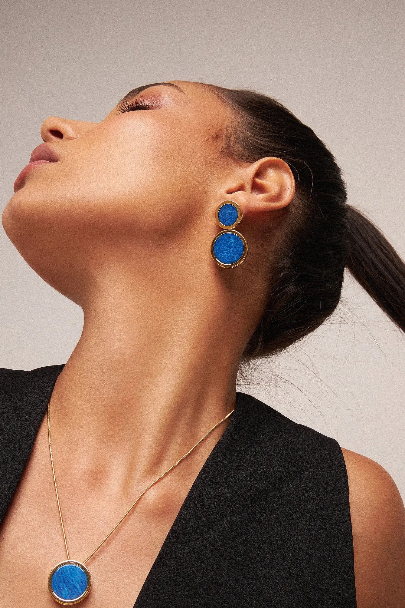 O Brinco Nobre - Feldspato Azul Anil, integrante da Coleção Singular, é uma joia de elegância profunda e magnética. O Feldspato Azul Anil é uma pedra associada à expansão da consciência, à intuição e à clareza mental, evocando a serenidade dos oceanos e a imensidão do céu. Banhado a Ouro 18K, este brinco de design imponente destaca a cor intensa e o brilho sofisticado da gema, sendo a peça ideal para mulheres que buscam um acessório de presença marcante e significado espiritual.
