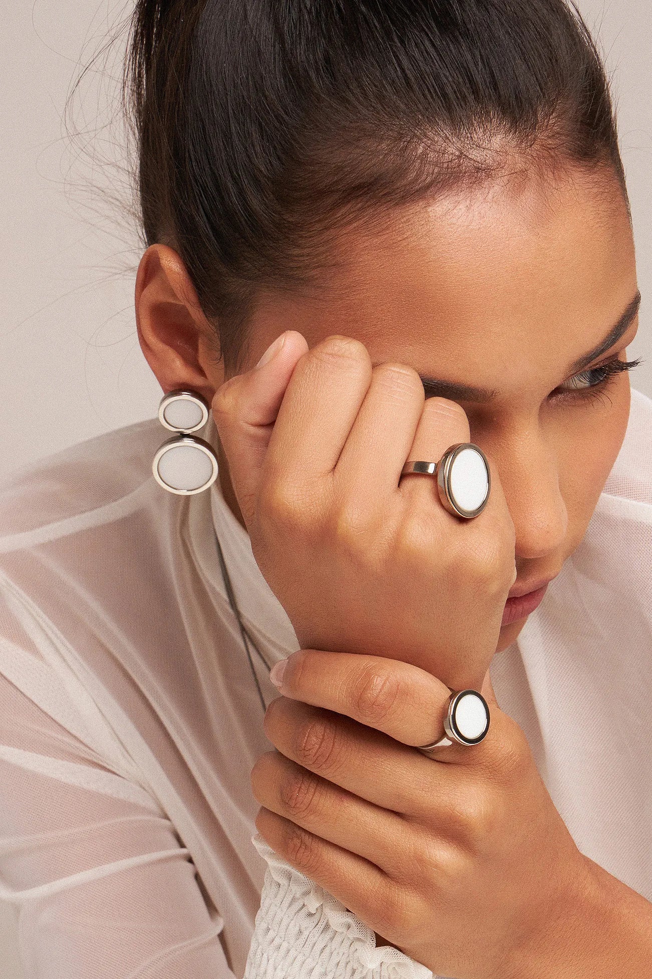 O Brinco Nobre - Porcelana Branca, da Coleção Singular, é uma joia que redefine a sofisticação através do contraste magnético. A Porcelana Branca é um material que simboliza renovação, pureza e clareza mental, ganhando uma estética moderna e imponente quando emoldurada pelo metal escuro. Banhado a Ródio Negro, este brinco de design contínuo e marcante é a escolha ideal para a mulher que busca uma peça atemporal com um toque de ousadia e elegância contemporânea.