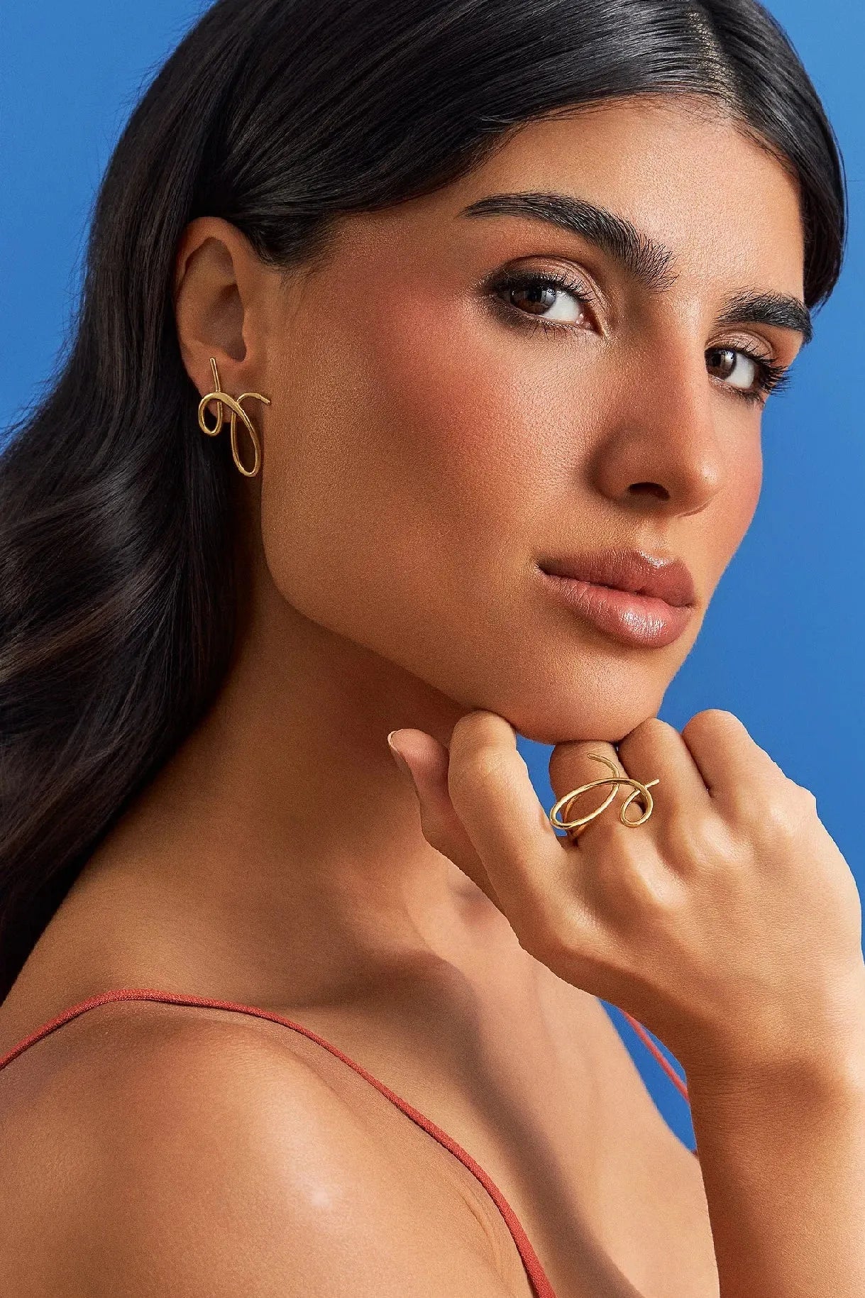 O Brinco Rabiscos em Banho de Ouro 18K traduz a magia do risco que se arrisca a ser algo, com formas orgânicas e minimalistas. Este brinco celebra a beleza do gesto livre e expressivo, sendo uma peça discreta, mas que carrega movimento e significado. É a essência da Coleção Entre o Traço e a Forma.