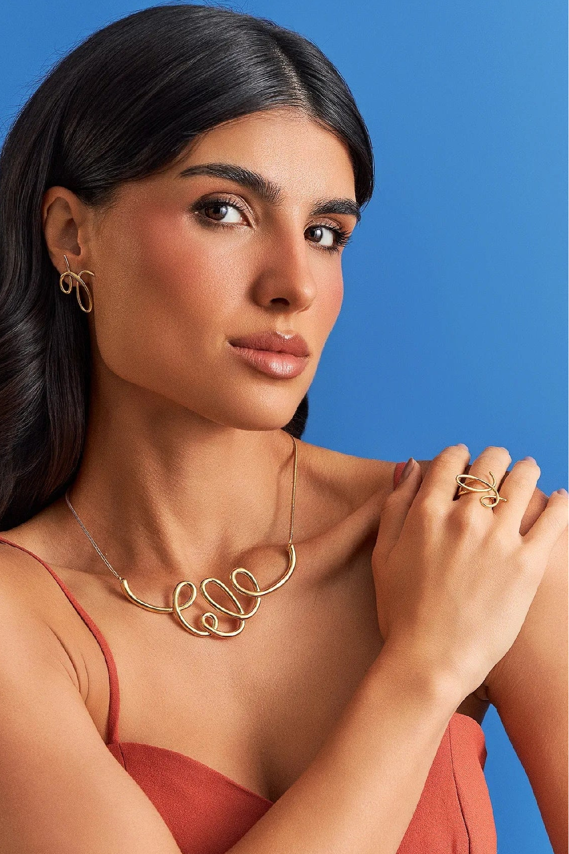 Brinco Rabiscos ouro 18k — detalhe das formas orgânicas e livres | Aimer Joias