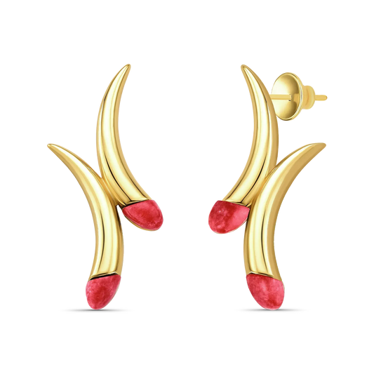 Use o Brinco Caminhos com Feldspato Vermelho em Banho de Ouro 18K para adicionar paixão e energia ao seu visual, unindo estilo e simbologia.
