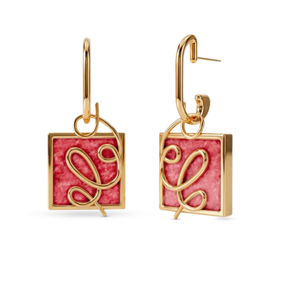 O Brinco Forma com Feldspato Vermelho em Banho de Ouro 18K oferece versatilidade no conceito 2 em 1, com aro liso e pingente geométrico removível. O Feldspato Vermelho simboliza energia e impulso. Com design contemporâneo de linhas em metal sobre a pedra, esta joia é ideal para expressar força de vontade e paixão.
