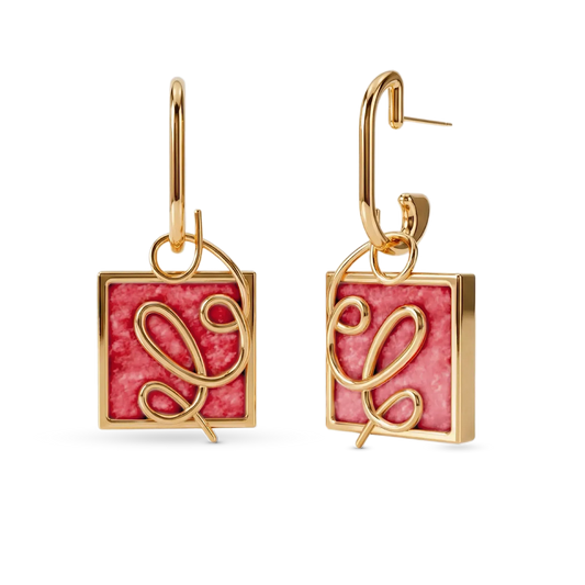 O Brinco Forma com Feldspato Vermelho em Banho de Ouro 18K oferece versatilidade no conceito 2 em 1, com aro liso e pingente geométrico removível. O Feldspato Vermelho simboliza energia e impulso. Com design contemporâneo de linhas em metal sobre a pedra, esta joia é ideal para expressar força de vontade e paixão.