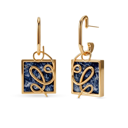 O Brinco Forma com Sodalita em Banho de Ouro 18K oferece versatilidade no conceito 2 em 1, com aro liso e pingente geométrico removível. A Sodalita simboliza clareza e intuição. Com design contemporâneo de linhas em metal sobre a pedra, esta joia é ideal para expressar elegância e versatilidade em seu dia a dia.