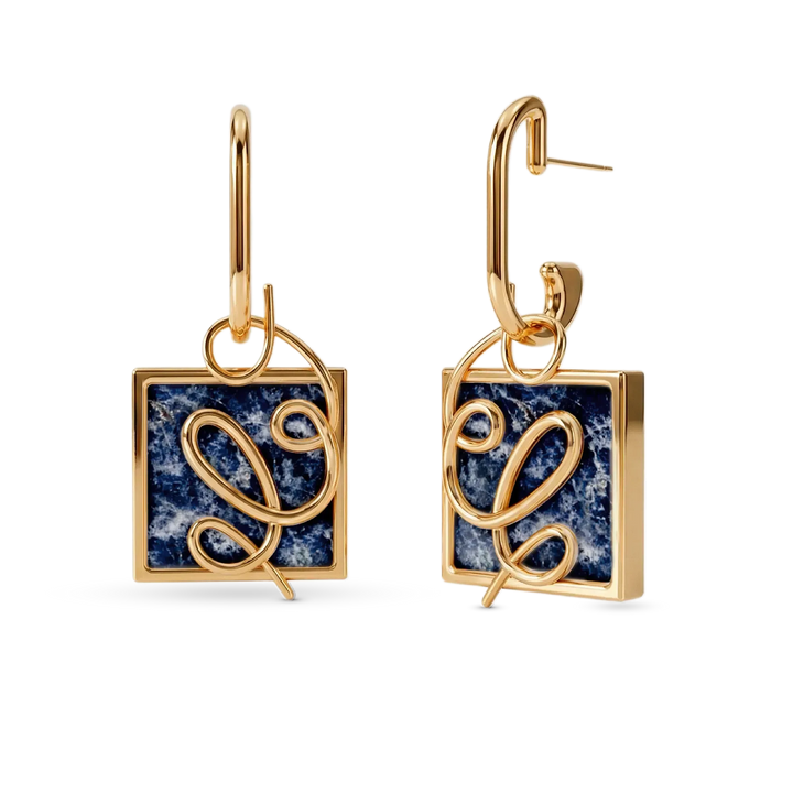 O Brinco Forma com Sodalita em Banho de Ouro 18K oferece versatilidade no conceito 2 em 1, com aro liso e pingente geométrico removível. A Sodalita simboliza clareza e intuição. Com design contemporâneo de linhas em metal sobre a pedra, esta joia é ideal para expressar elegância e versatilidade em seu dia a dia.