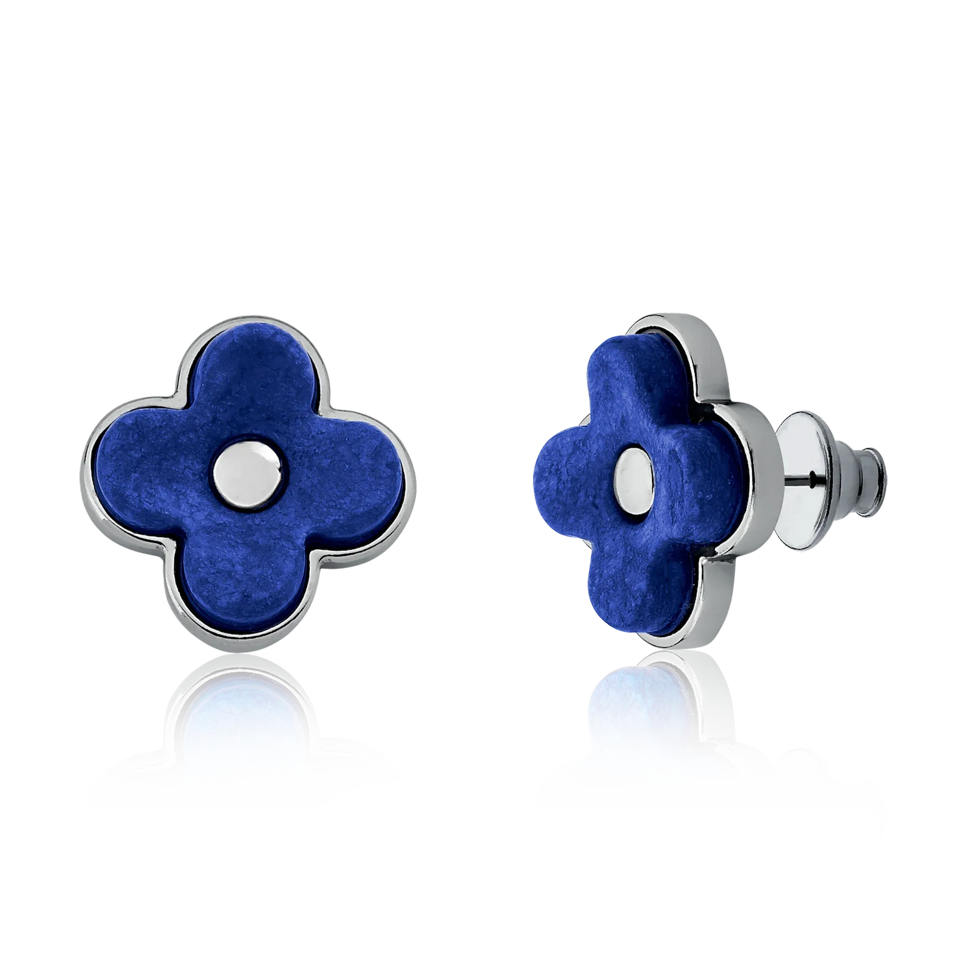 Brinco Radiante - Feldspato Azul Anil capta essa essência com seu elegante Banho de Ródio Negro