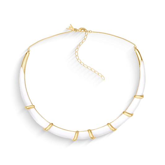 A Choker Macramê é uma peça moderna e sofisticada da Coleção Macramê. O colar, em Banho de Ouro 18K, possui um design minimalista com uma base esmaltada que destaca a pureza da cor. É ajustável, sendo ideal para criar composições de layering elegantes ou ser usada como ponto focal clean no decote.
