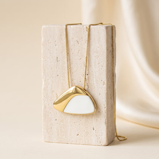 Colar Ailes Porcelana Branca banhado a ouro 18k pendurado em bloco de travertino | Aimer Joias