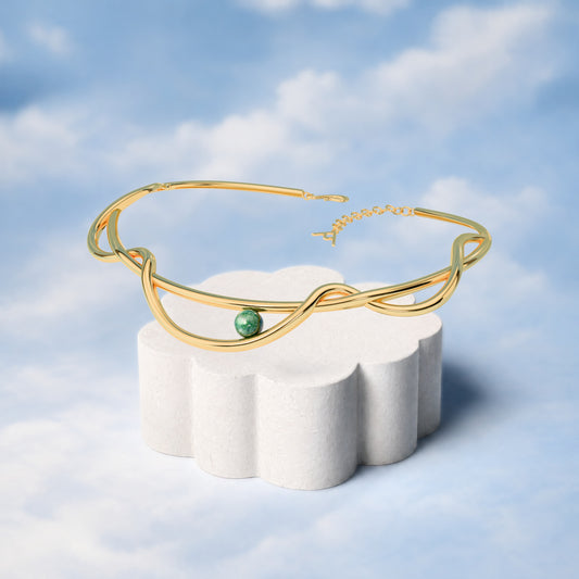 Colar Choker Aurora - Quartzo Verde: vista 3/4 com fundo de céu azul-claro. Semijoia banhada a ouro 18k, coleção Supernova, Aimer Joias