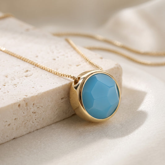 Pingente do Colar Classic Ágata Azul Céu banhado a ouro 18k em 3/4 sobre travertino | Aimer Joias